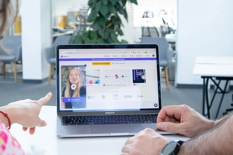 Écran d’ordinateur portable affichant le site Pexels, parfait pour les besoins en photos de stock.